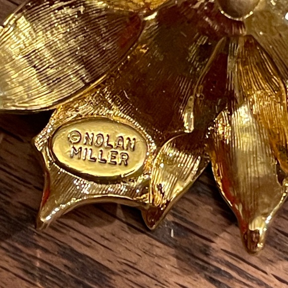 Nolan Miller poinsettias brooch with opals and green rhinestones - Picture 6 of 7